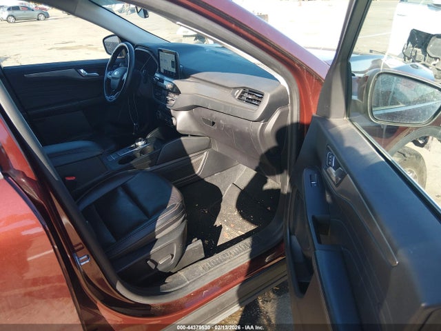 1FMCU9J92MUA77093 Ford Escape Titanium