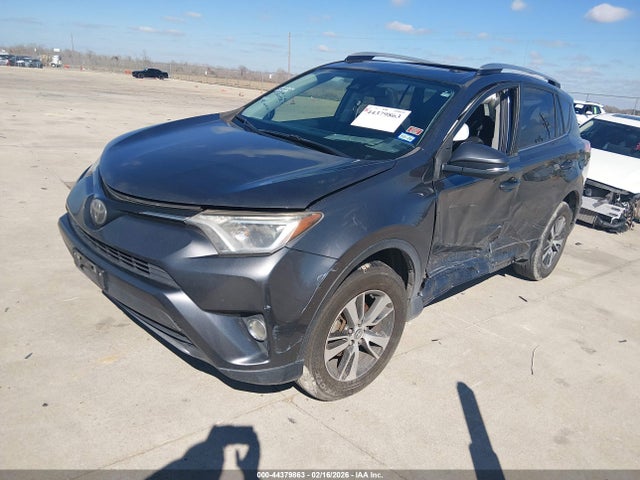 Toyota Rav4 Xle 2017 JTMWFREV8HD093937 Image 2