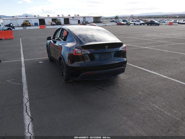 2021 TESLA MODEL Y 5YJYGDED3MF126216 Photo 2