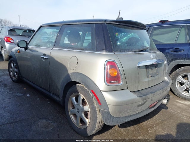 2007 MINI COOPER WMWMF33597TT57370 Photo 2