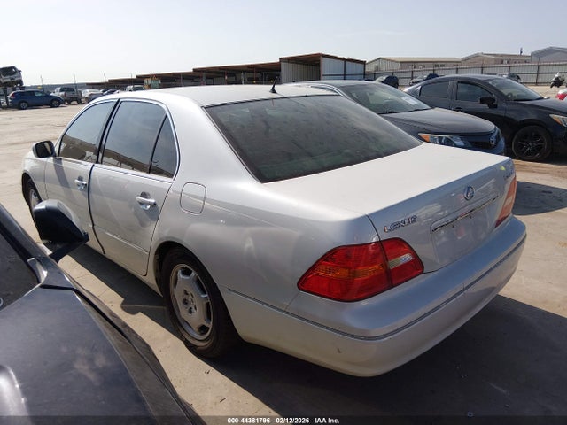 2002 LEXUS LS 430 JTHBN30F220086722 Photo 2