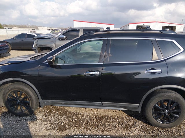 2017 Nissan Rogue Sv მანქანა იყიდება აუქციონზე, vin: 5N1AT2MT8HC830839, აუქციონის ნომერი: 44381936