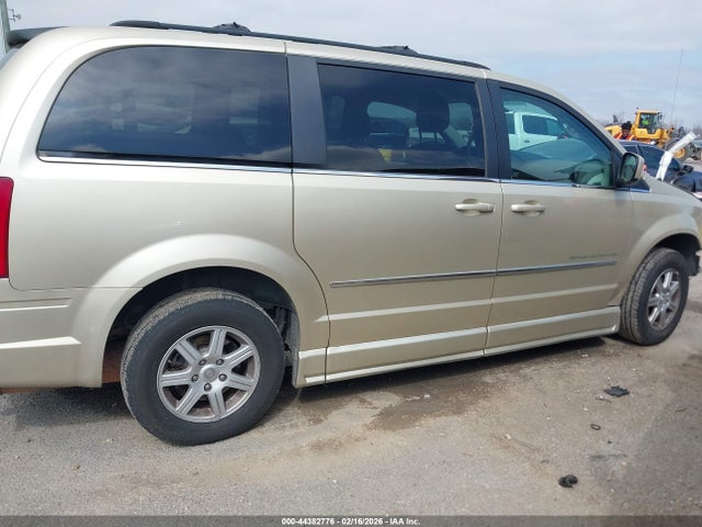 44382776 :رقم المزاد ، 2A4RR8D15AR374300 vin ، 2010 Chrysler Town & Country Touring Plus مزاد بيع