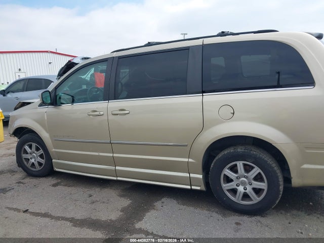 44382776 :رقم المزاد ، 2A4RR8D15AR374300 vin ، 2010 Chrysler Town & Country Touring Plus مزاد بيع