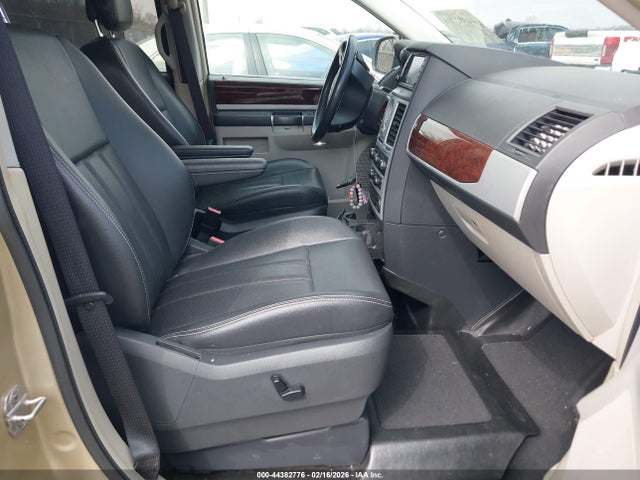 44382776 :رقم المزاد ، 2A4RR8D15AR374300 vin ، 2010 Chrysler Town & Country Touring Plus مزاد بيع