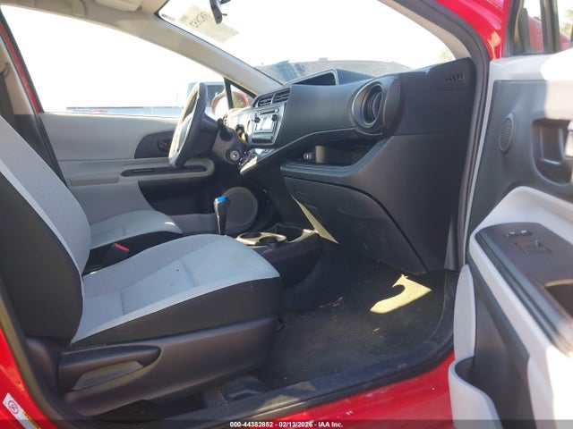 JTDKDTB32E1557807 Toyota Prius C One