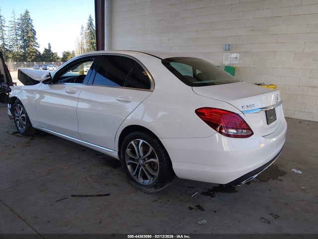 2016 MERCEDES-BENZ C 300 55SWF4KB2GU136283 Photo 2