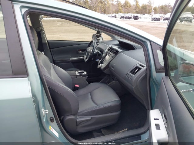 JTDZN3EU5E3318028 Toyota Prius V Five