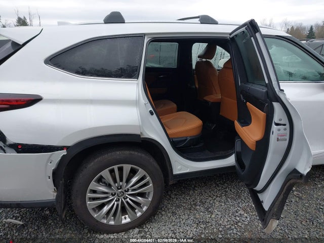 Toyota Highlander Hybrid Platinum 2025 5TDEBRCH0SS667723 Image 8