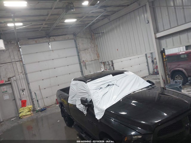1C6RR7FT5HS728699 RAM 1500 Express 4x4 6&#039;4 Box