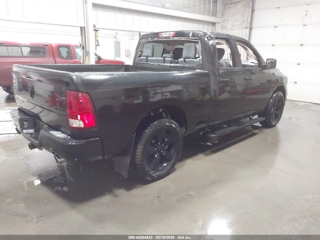 1C6RR7FT5HS728699 RAM 1500 Express 4x4 6&#039;4 Box