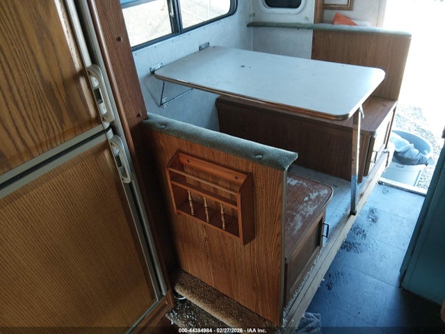 44384984 :رقم المزاد ، 1EJ6N0905Y2398128 vin ، 2000 Fleetwood Caribou مزاد بيع
