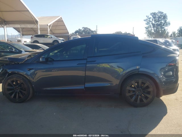2022 Tesla Model X Plaid Tri Motor All-wheel Drive მანქანა იყიდება აუქციონზე, vin: 7SAXCBE63NF359143, აუქციონის ნომერი: 44385340