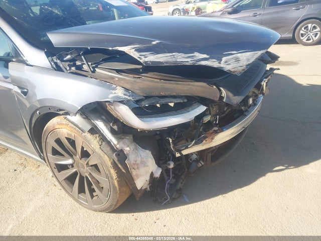 2022 Tesla Model X Plaid Tri Motor All-wheel Drive მანქანა იყიდება აუქციონზე, vin: 7SAXCBE63NF359143, აუქციონის ნომერი: 44385340