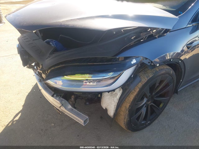 2022 Tesla Model X Plaid Tri Motor All-wheel Drive მანქანა იყიდება აუქციონზე, vin: 7SAXCBE63NF359143, აუქციონის ნომერი: 44385340