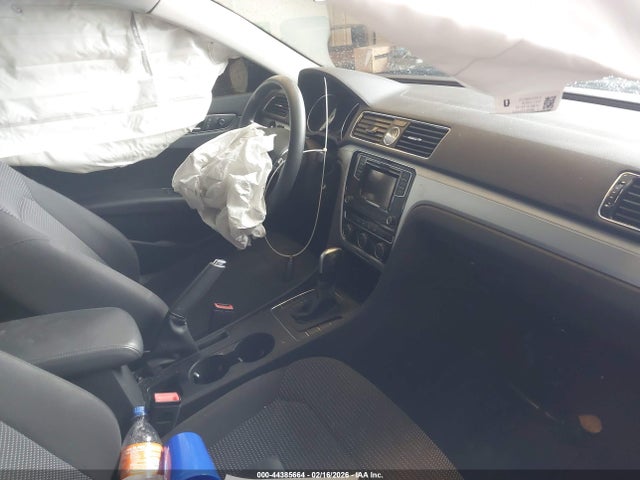 1VWAT7A37GC043737 Volkswagen Passat 1.8t S