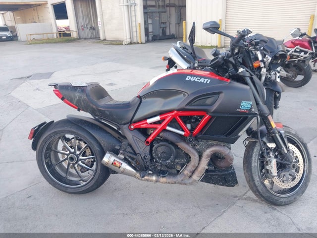 ZDM13BSW5FB025843 Ducati Diavel