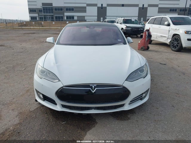 2015 Tesla Model S 85d/p85d მანქანა იყიდება აუქციონზე, vin: 5YJSA1H42FF091091, აუქციონის ნომერი: 44386094