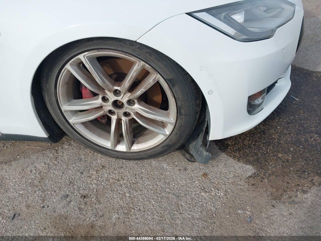 2015 Tesla Model S 85d/p85d მანქანა იყიდება აუქციონზე, vin: 5YJSA1H42FF091091, აუქციონის ნომერი: 44386094