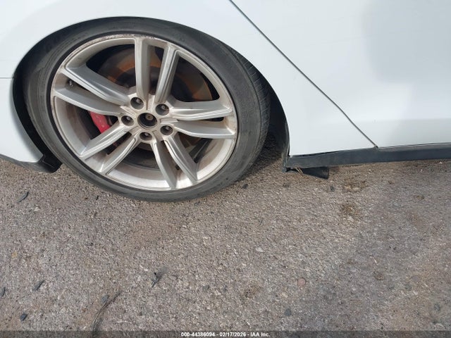 2015 Tesla Model S 85d/p85d მანქანა იყიდება აუქციონზე, vin: 5YJSA1H42FF091091, აუქციონის ნომერი: 44386094