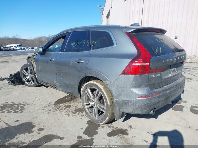 2018 VOLVO XC60 LYV102RK5JB116884 Photo 2
