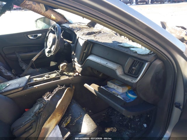 2018 VOLVO XC60 LYV102RK5JB116884 Photo 4