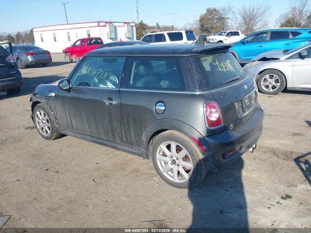 2011 MINI COOPER S WMWSV3C52BTY11297 Photo 2