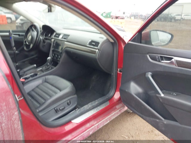 2017 VOLKSWAGEN PASSAT 1VWCT7A38HC082217 Photo 4