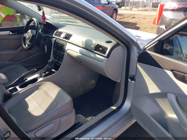 2013 Volkswagen Passat 2.5l Se მანქანა იყიდება აუქციონზე, vin: 1VWBH7A32DC084892, აუქციონის ნომერი: 44387616
