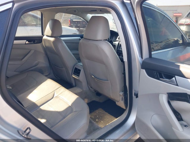 2013 Volkswagen Passat 2.5l Se მანქანა იყიდება აუქციონზე, vin: 1VWBH7A32DC084892, აუქციონის ნომერი: 44387616
