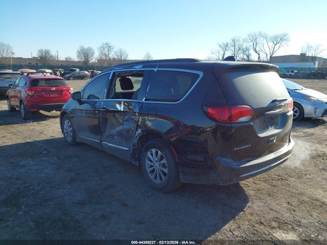Продаж на аукціоні авто 2017 Chrysler Pacifica Touring-l, vin: 2C4RC1BG3HR526672, номер лоту: 44388227