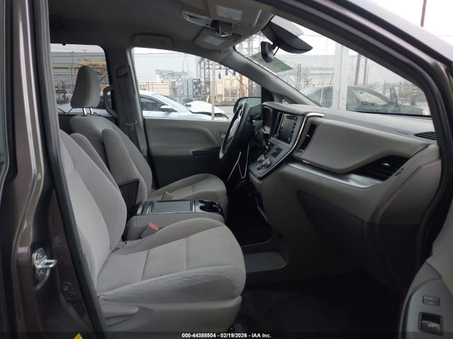 5TDKZ3DC5KS966574 Toyota Sienna Le 8 Passenger