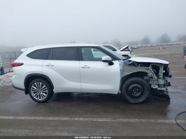 Toyota Highlander Platinum 2023 5TDKDRBH7PS524449 Image 13