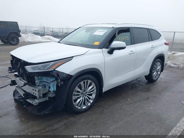 Toyota Highlander Platinum 2023 5TDKDRBH7PS524449 Image 2