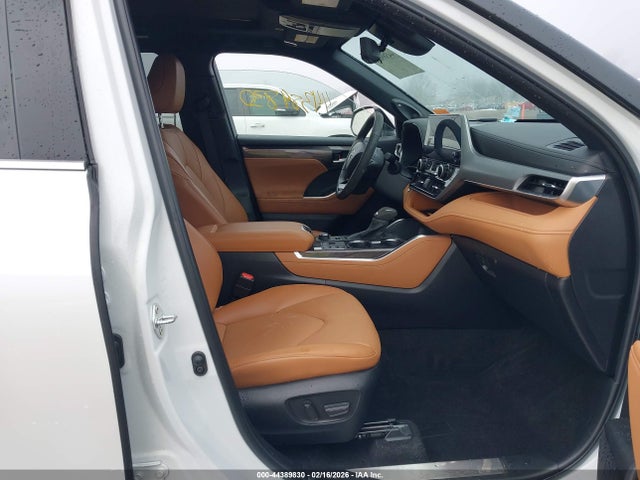 Toyota Highlander Platinum 2023 5TDKDRBH7PS524449 Image 5