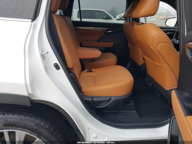 Toyota Highlander Platinum 2023 5TDKDRBH7PS524449 Image 8