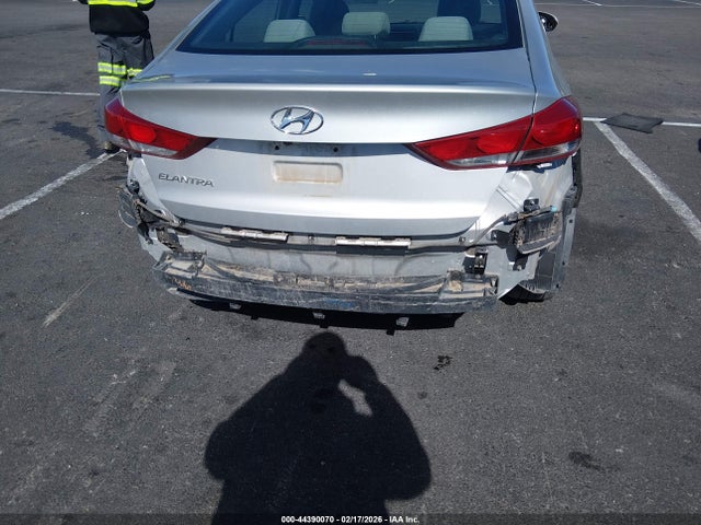 5NPD84LF9JH267627 Hyundai ELANTRA SEL