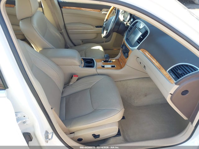 2C3CCAKG9EH157957 Chrysler 300c Awd