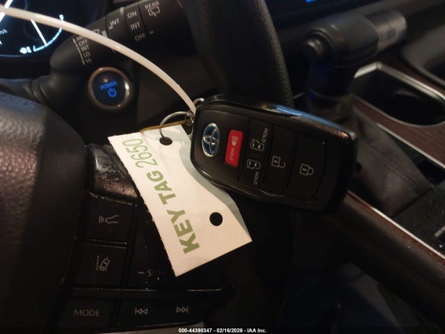 5TDBRKEC6NS132729 Toyota SIENNA LE