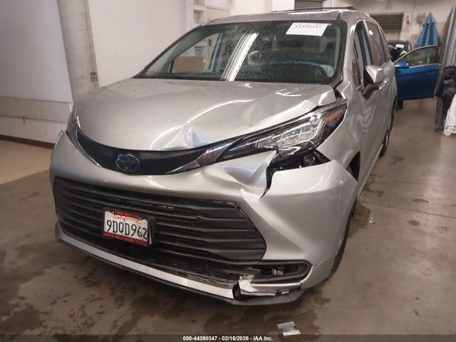5TDBRKEC6NS132729 Toyota SIENNA LE