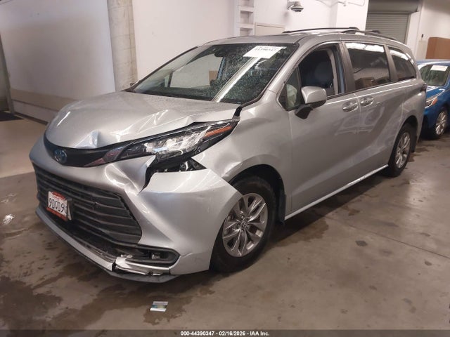 5TDBRKEC6NS132729 Toyota SIENNA LE