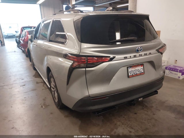 5TDBRKEC6NS132729 Toyota SIENNA LE