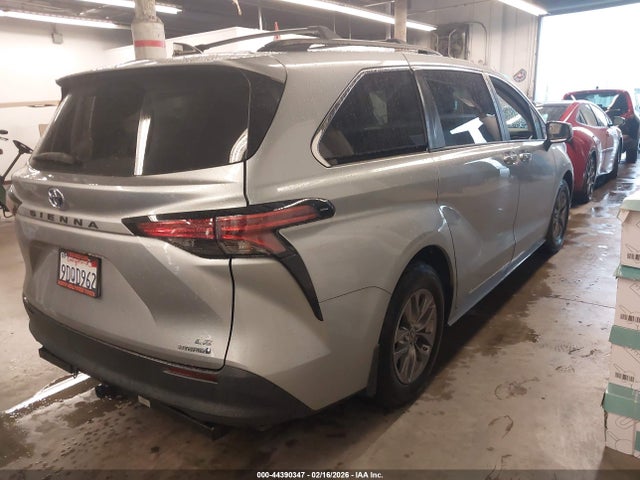 5TDBRKEC6NS132729 Toyota SIENNA LE
