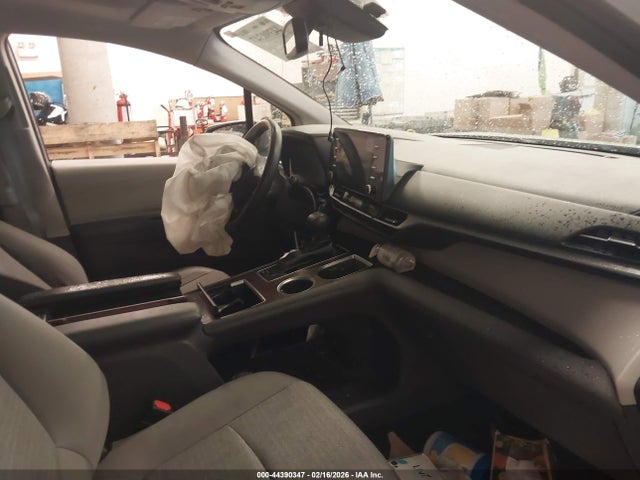 5TDBRKEC6NS132729 Toyota SIENNA LE