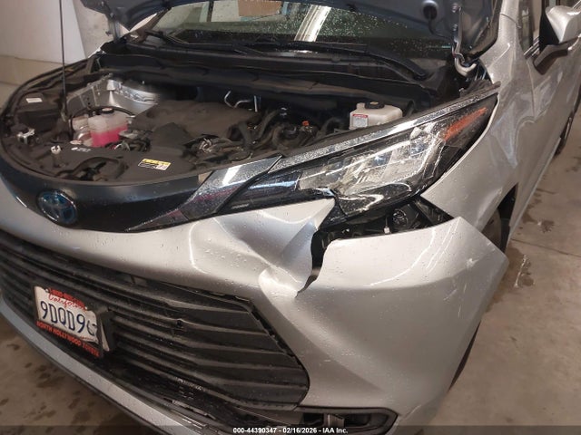 5TDBRKEC6NS132729 Toyota SIENNA LE