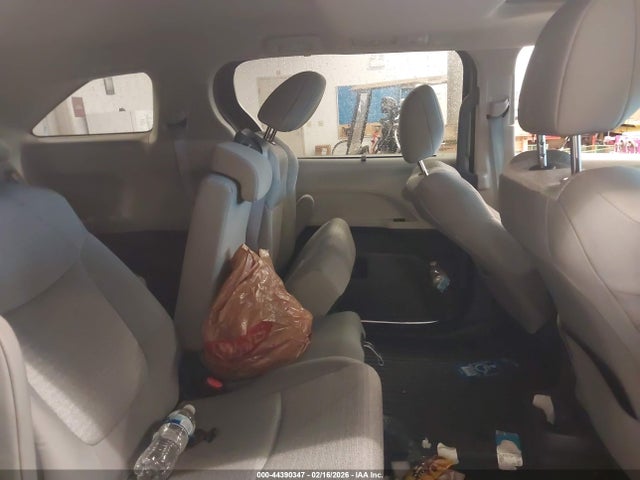 5TDBRKEC6NS132729 Toyota SIENNA LE
