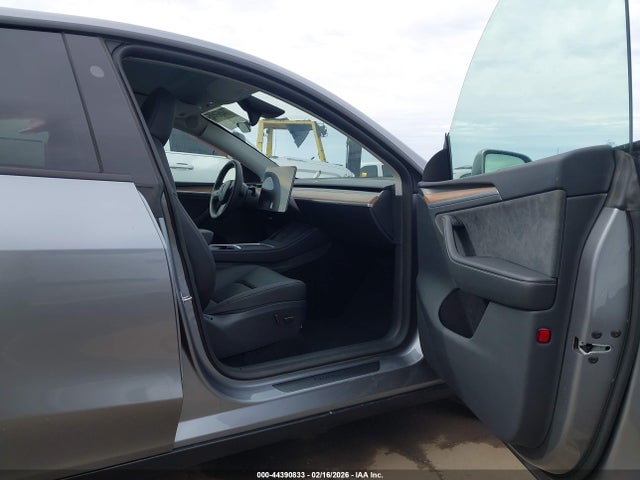 2024 TESLA MODEL Y 7SAYGDEDXRA333225 Photo 4