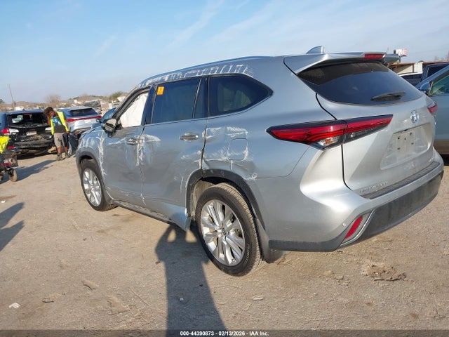 2022 TOYOTA HIGHLANDER 5TDXBRCHXNS558926 Photo 2