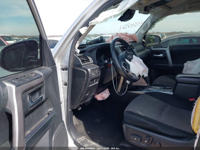 44390921 :رقم المزاد ، JTEEU5JRXM5240231 vin ، 2021 Toyota 4runner Sr5 مزاد بيع