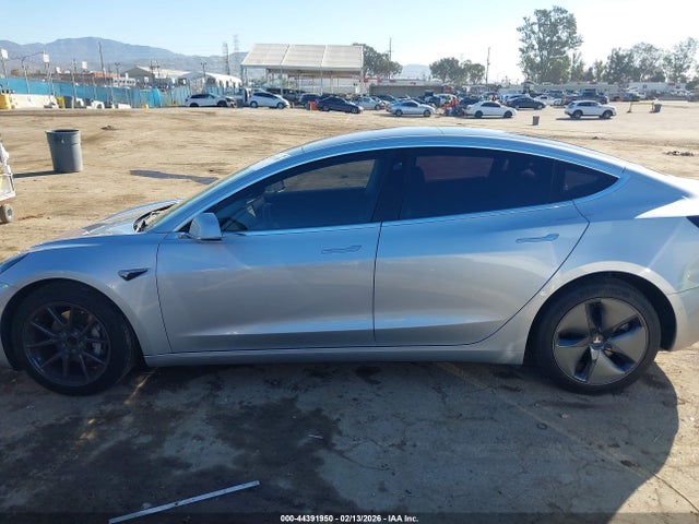 Tesla Model 3 Long Range/mid Range 2018 5YJ3E1EA1JF037521 Image 13